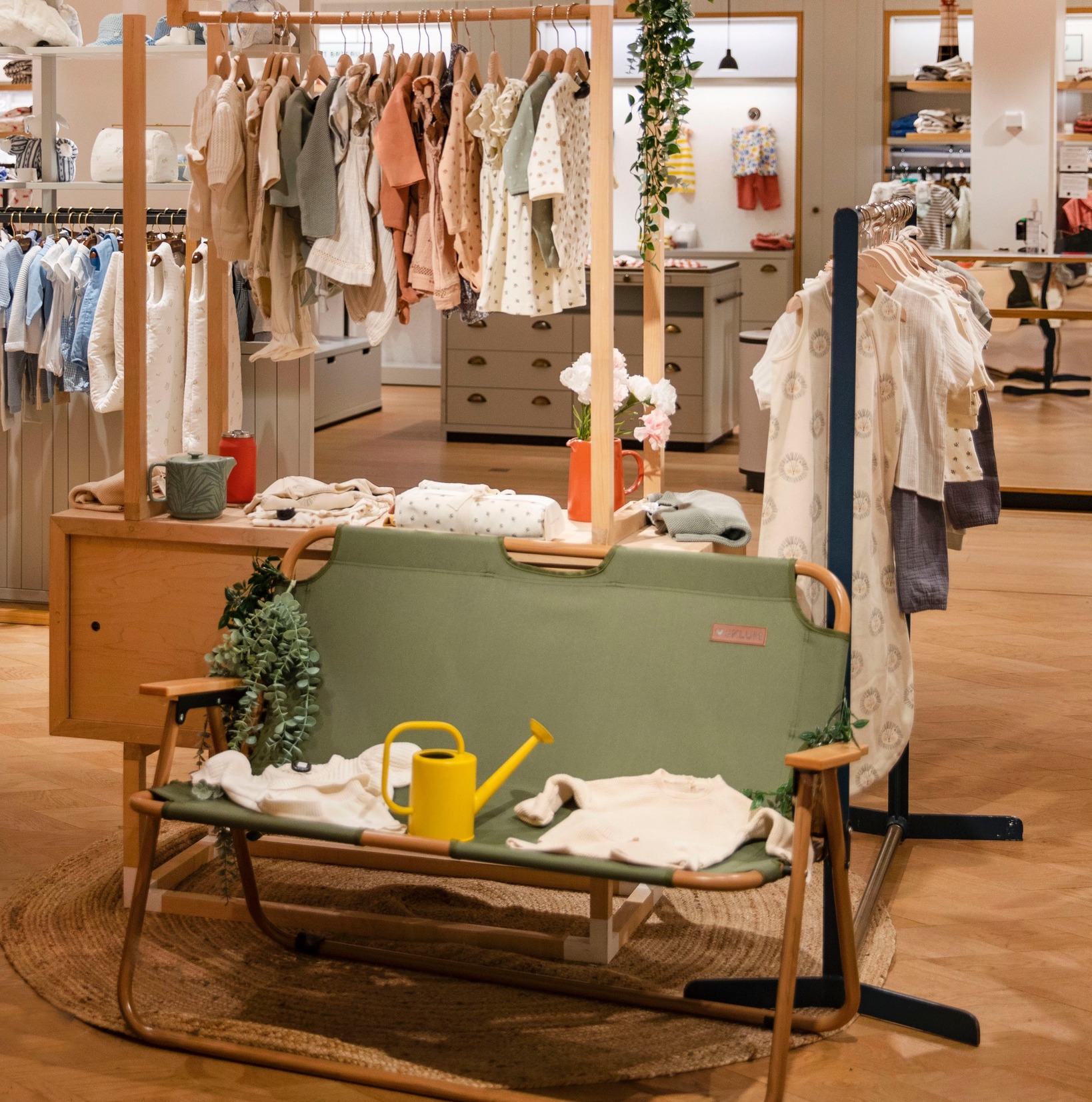 retailers big small show - le bon marché